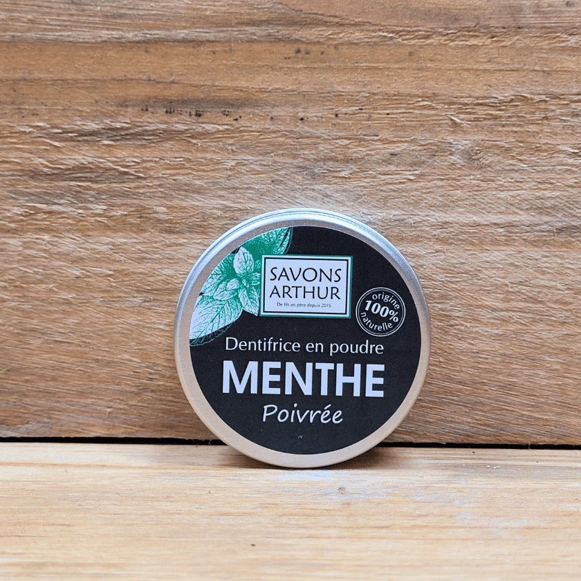 Dentifrice en poudre à la menthe bio. Soin des dents et des gencives sensibles
