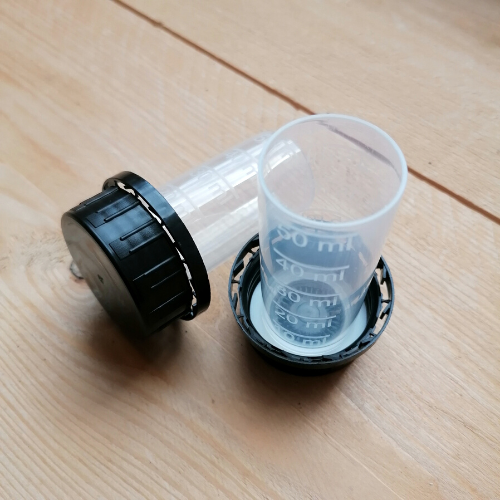 bouchon doseur lessive ou prodsuit d'entretien. Se fixe aux bidons de 5L en plastique