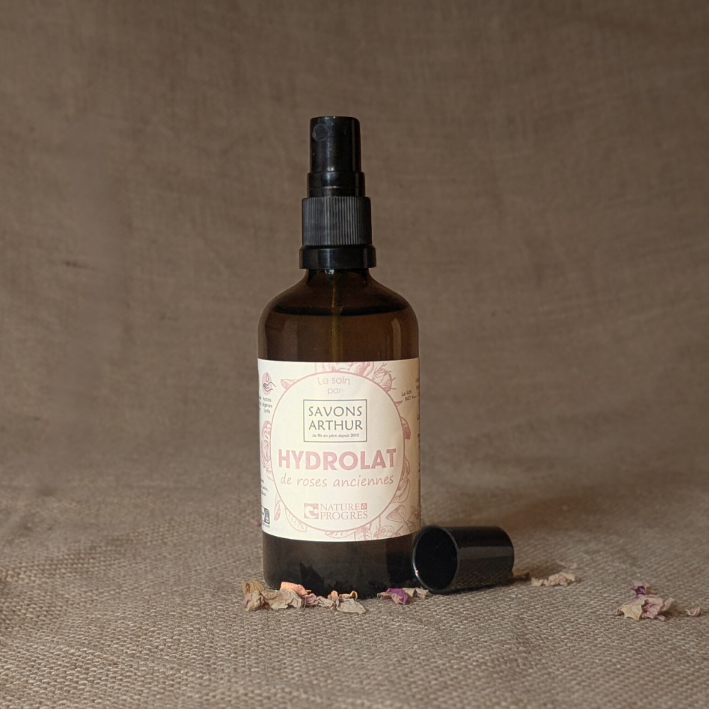 Hydrolat de roses locales, cultivées à la savonnerie