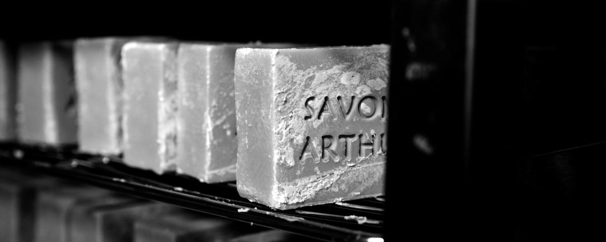 Production artisanale de savons à froid. Séchoir à savons