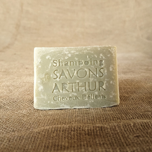 Shampoing solide à froid aux huiles végétales biologiques. Moussant.
